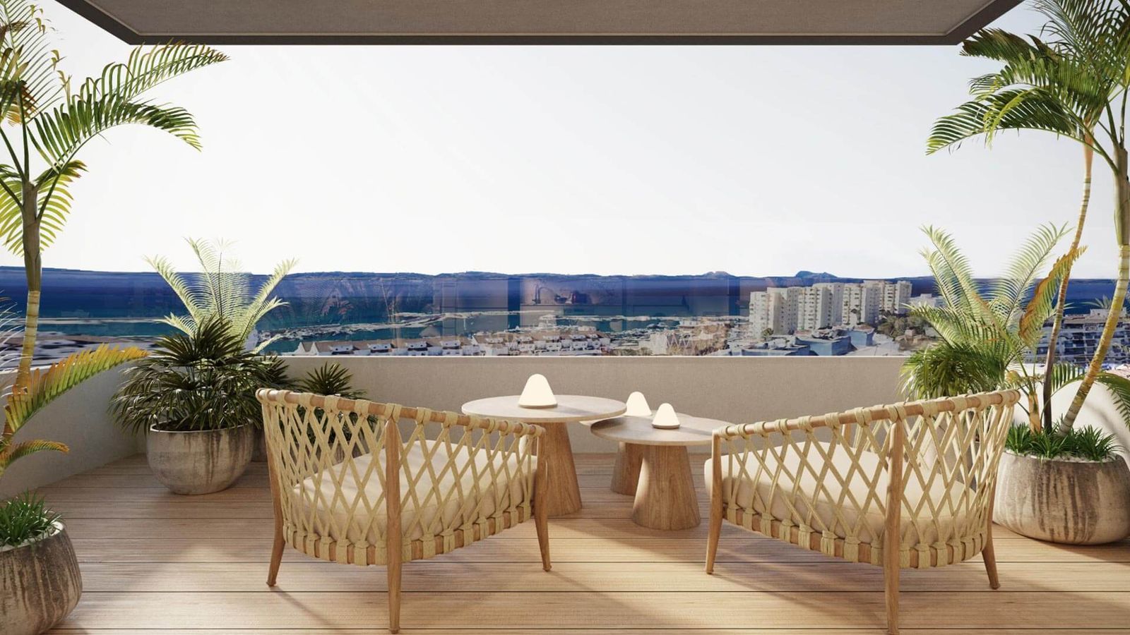 Balkon Portamare z widokiem na miasto i morze.